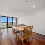 Two Bedroom Apt In Heart Of Canberra With Parking