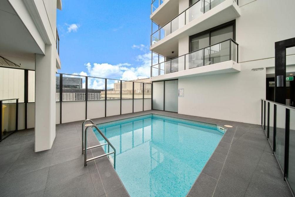 Two Bedroom In Heart Of With Parking Apartment