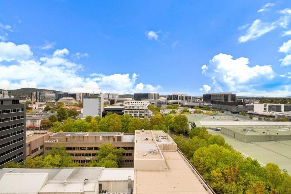 Two Bedroom In Heart Of With Parking * Canberra