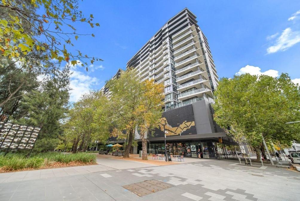 Apartment Two Bedroom In Heart Of With Parking *